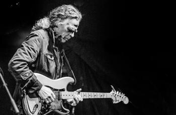 Foto: Heinz Glass mit Gitarre in Schwarz/Weiß